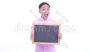 快乐的日本商人拿着黑板报，得到好消息
